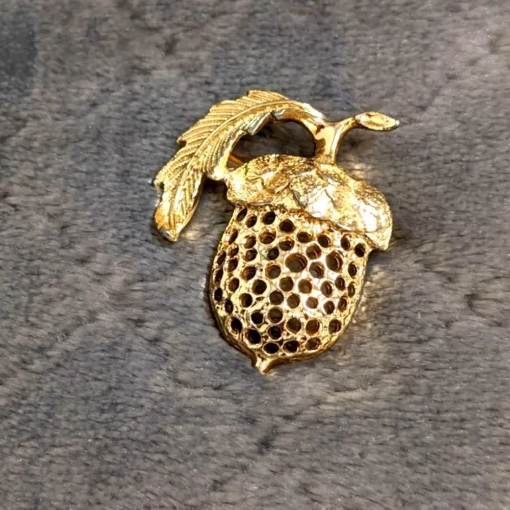 Vintage 1970's Sarah Coventry Acorn Brooche - Picture 2 of 9